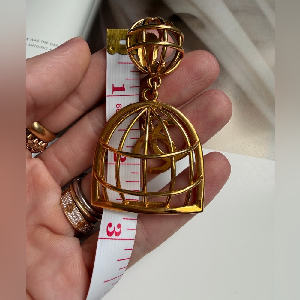 24K gold plated CHANEL vintage caged CC clip on earrings 1993, Rihanna - Picture 13 of 14